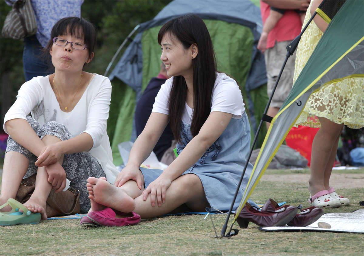 踏青公园街拍系列No.169 长相稚气未脱，双脚干净无瑕-日更街拍