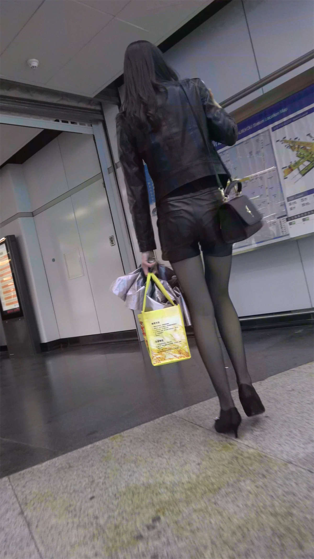 图片[2]-苗条身材美腿黑丝美妇-日更街拍