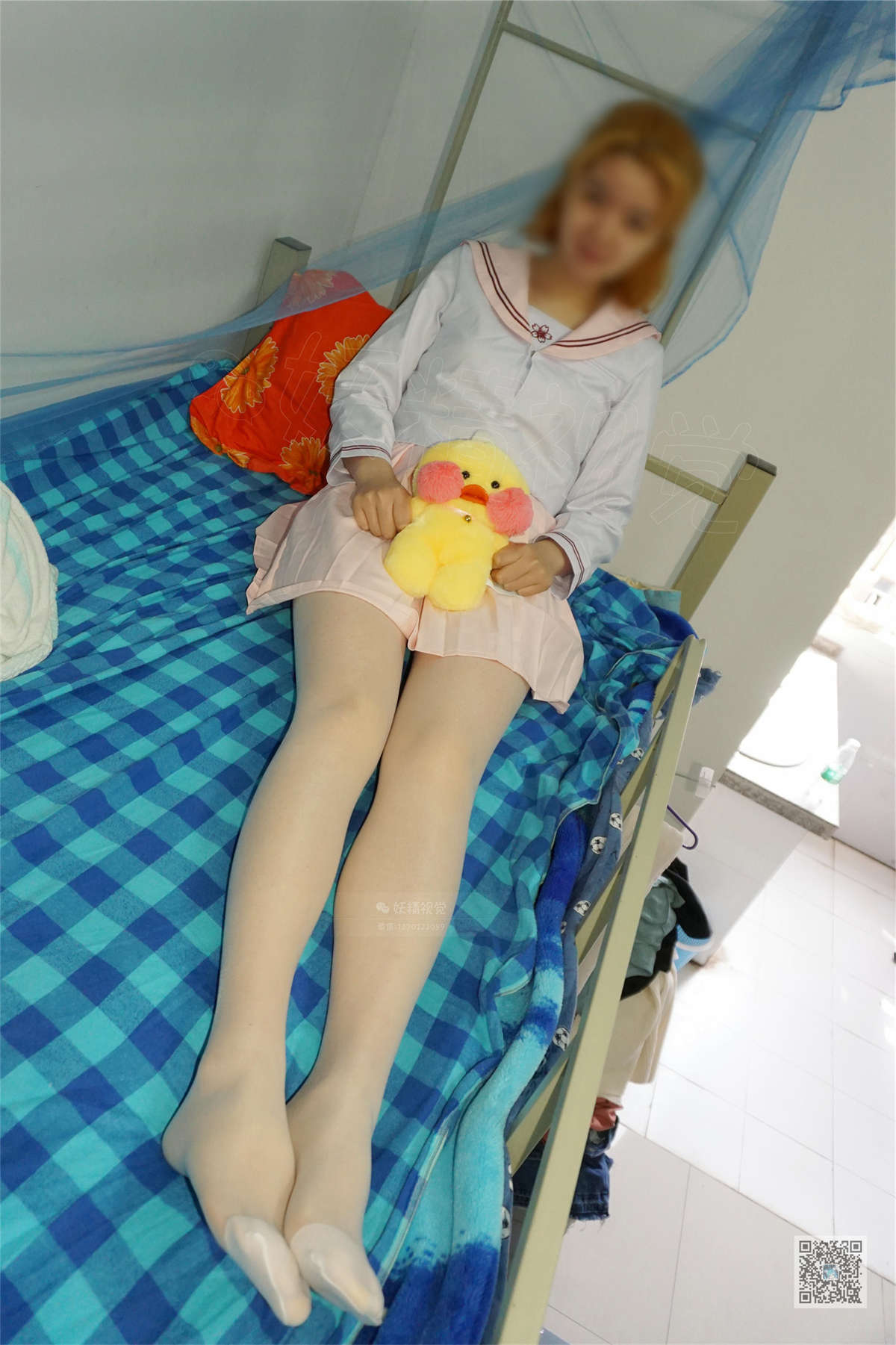 妖精视觉 NO.035 布布 宿舍的丝袜少女-日更街拍