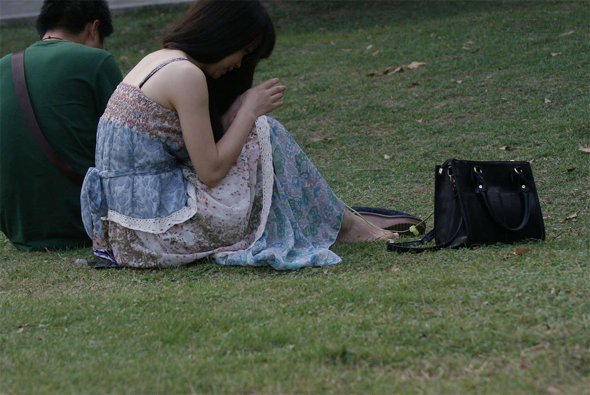 踏青公园街拍系列No.243 草地爱好自拍的美女-日更街拍