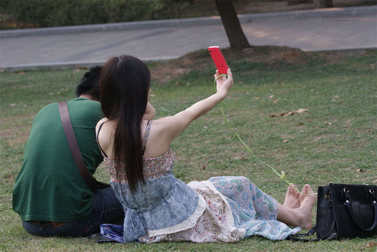 图片[2]-踏青公园街拍系列No.243 草地爱好自拍的美女-日更街拍