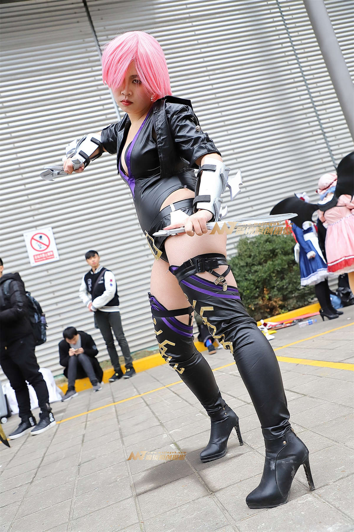 美胸皮衣coser-日更街拍