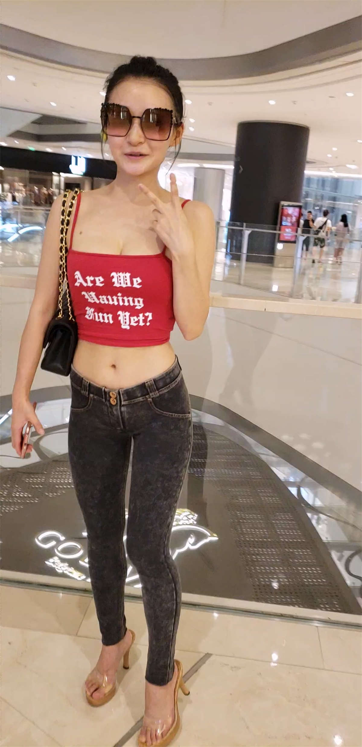 小吊带极品紧身牛仔女-日更街拍