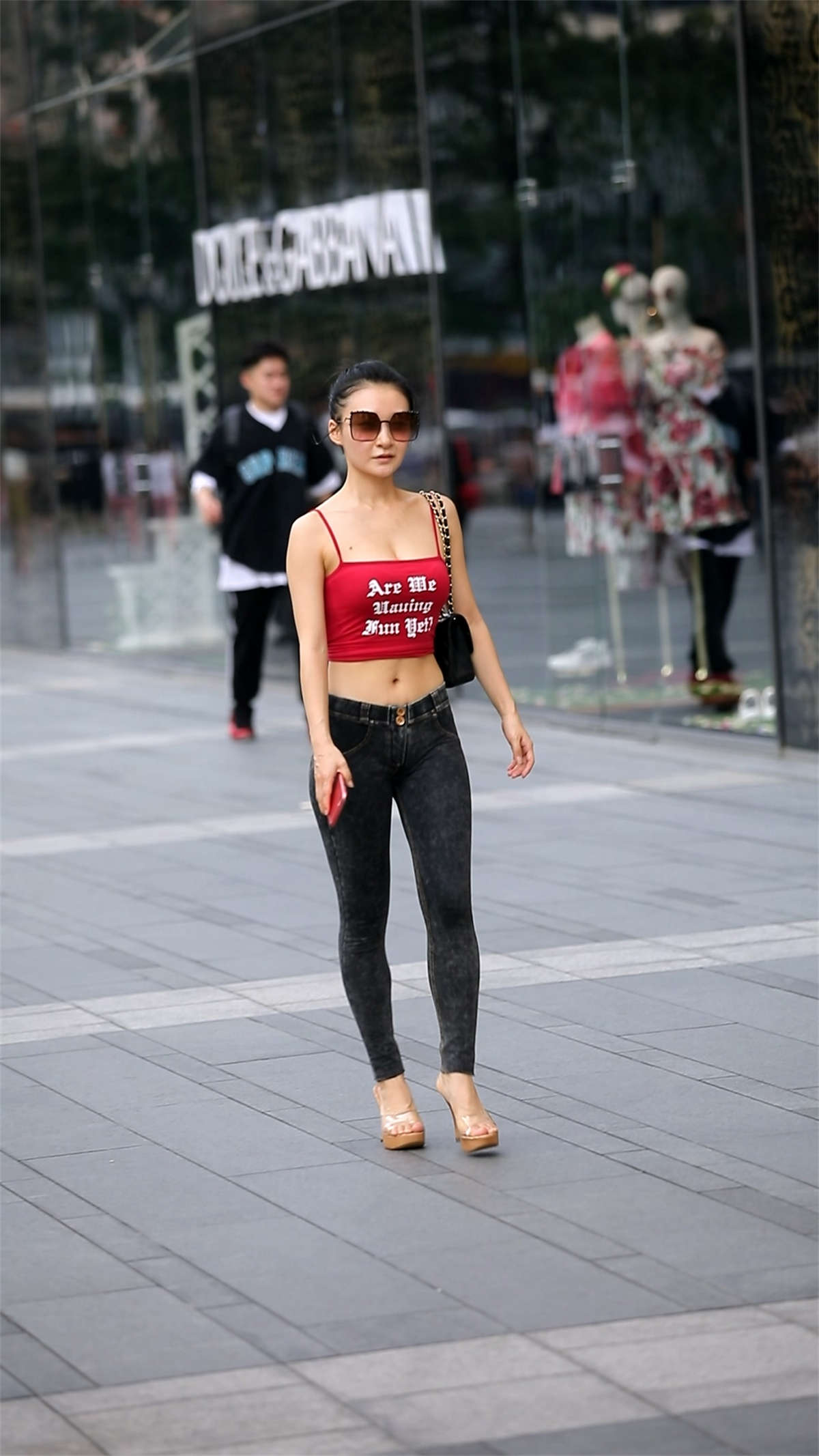 图片[2]-小吊带极品紧身牛仔女-日更街拍