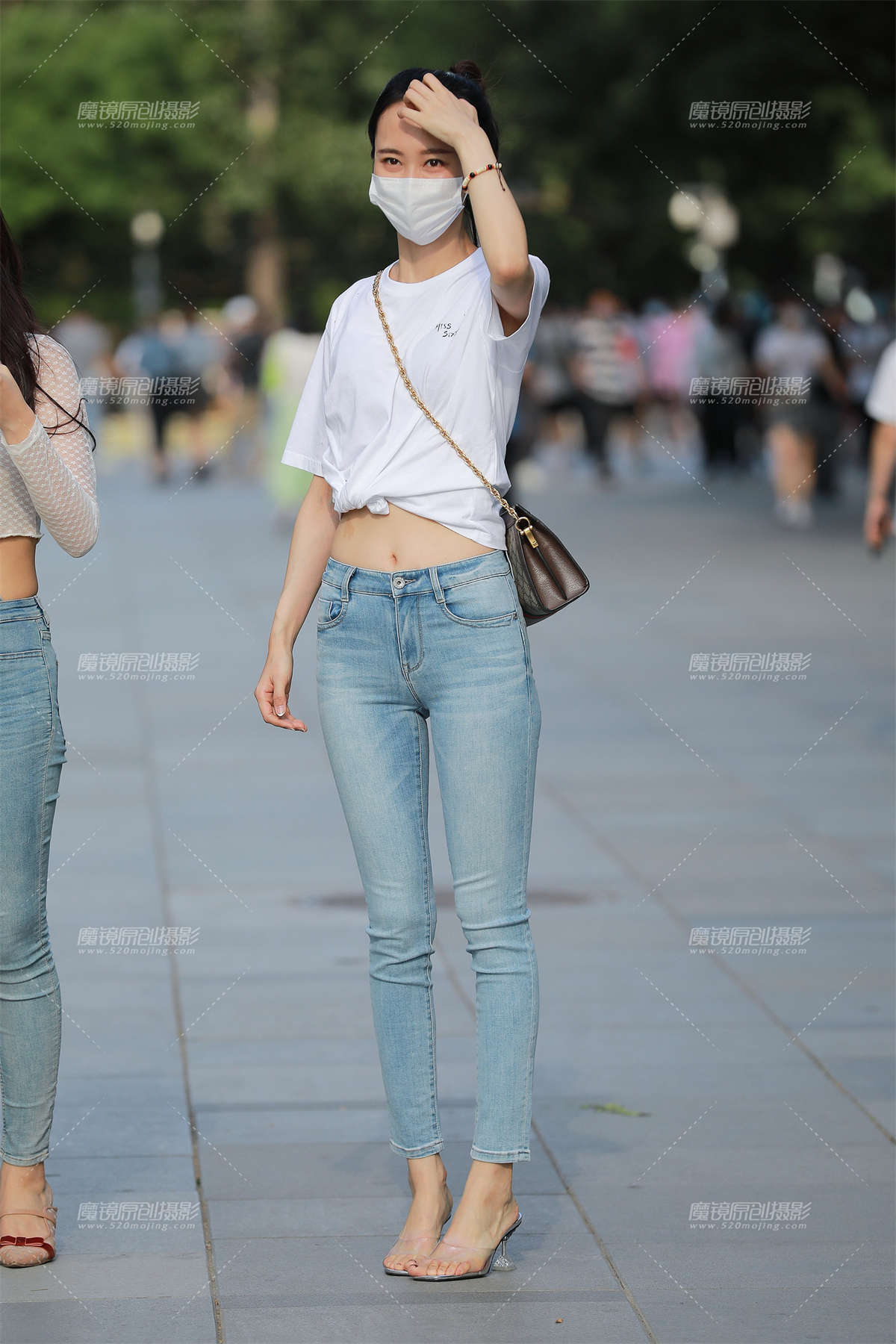 【玻璃赛帖】长腿牛仔裤美眉-日更街拍