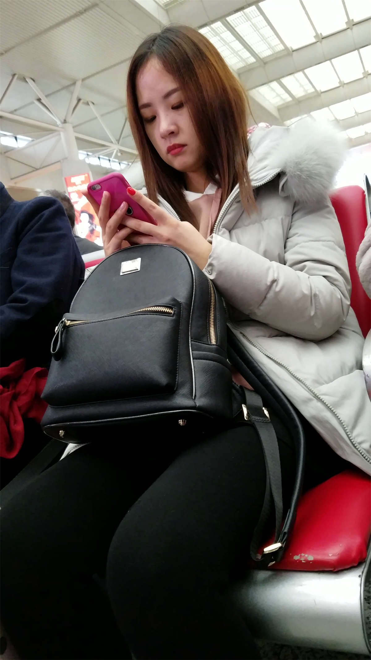 图片[2]-[4K高清视频]黑色打底丝袜包臀短裙细腿长发漂亮美女-日更街拍