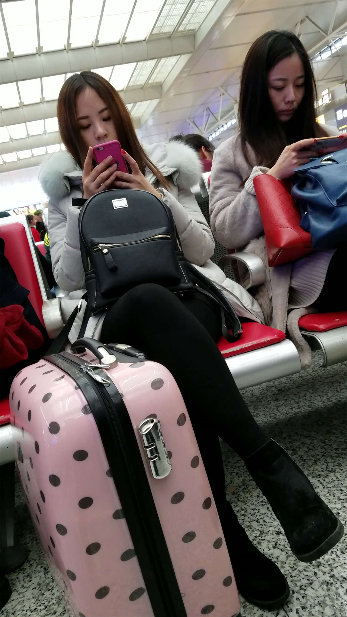 [4K高清视频]黑色打底丝袜包臀短裙细腿长发漂亮美女-日更街拍