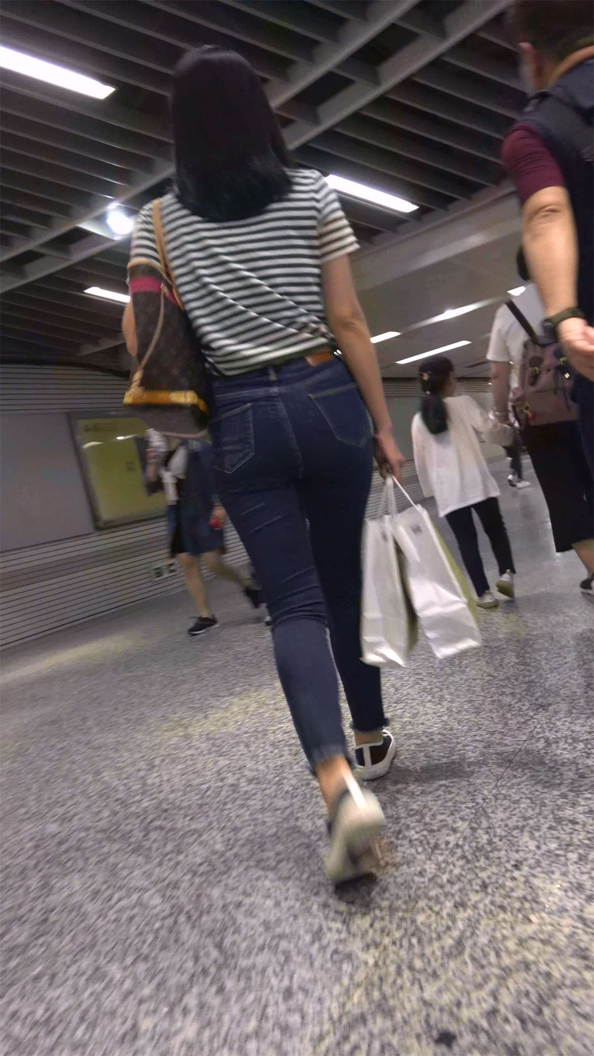 图片[2]-条纹T恤牛仔学生妹-日更街拍