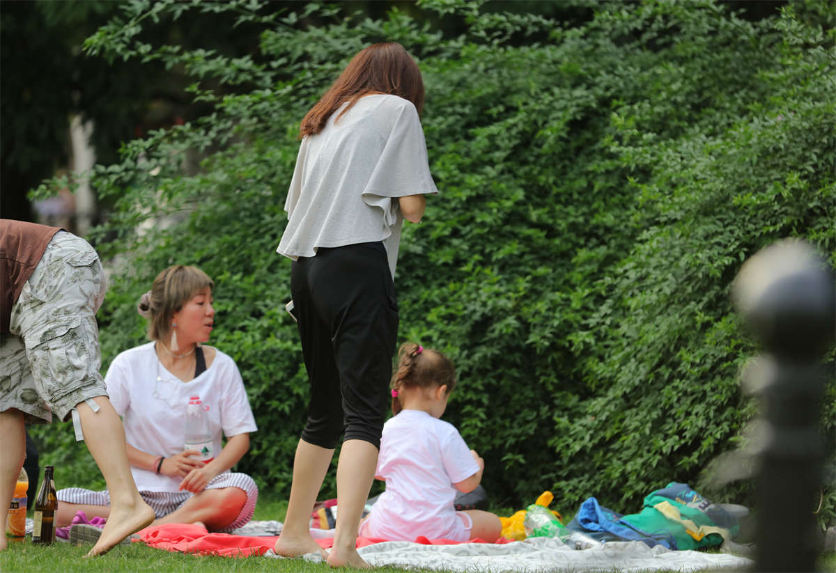 图片[2]-踏青公园街拍系列No.1557 温柔人妻一双高分雪足犹如艺术品般精致婉约-日更街拍