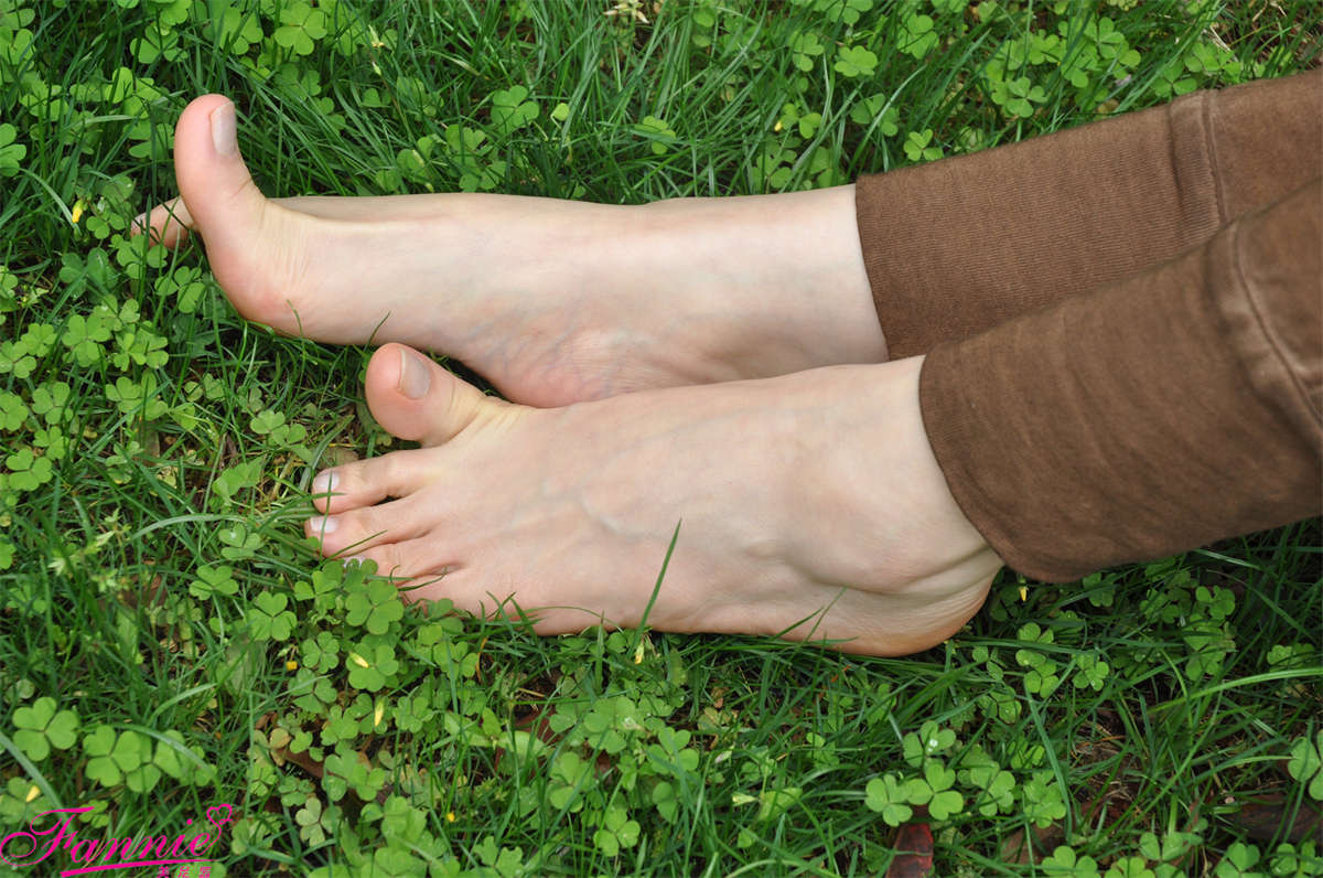 图片[2]-Fannie芬妮美足园NO.682 翠湖寒 裸足（下）-日更街拍