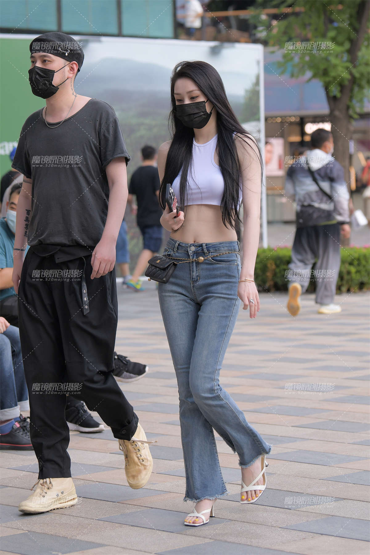 图片[2]-蓝色牛仔裤美女-日更街拍