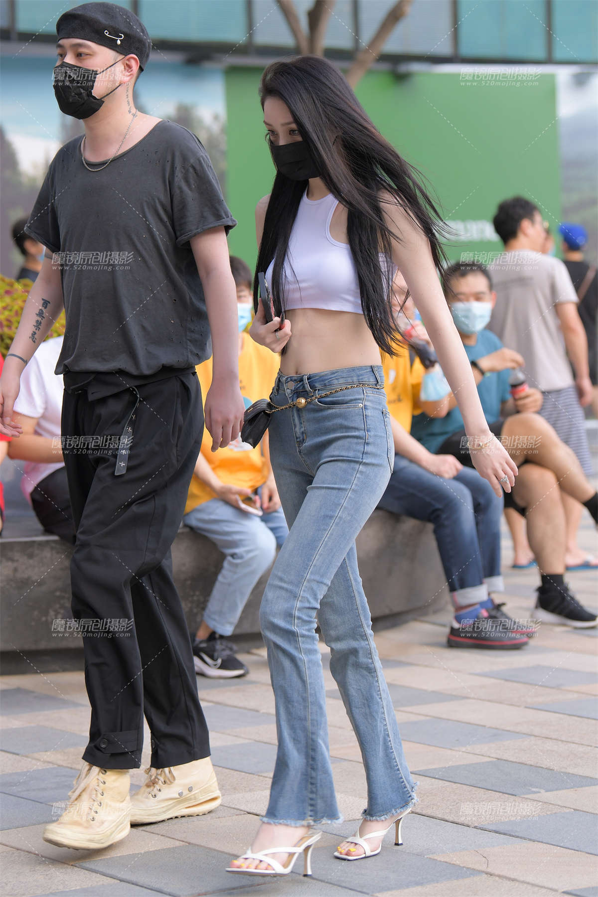 蓝色牛仔裤美女-日更街拍