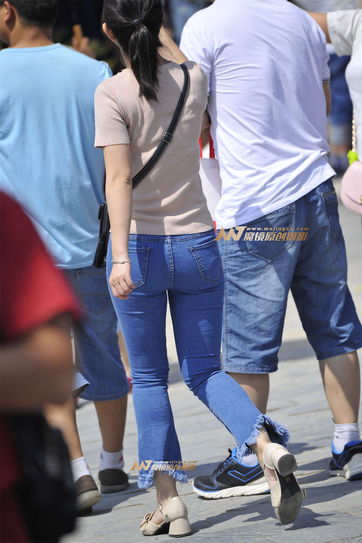 图片[2]-2017-10-24丰满浑圆翘臀七分牛仔裤-日更街拍