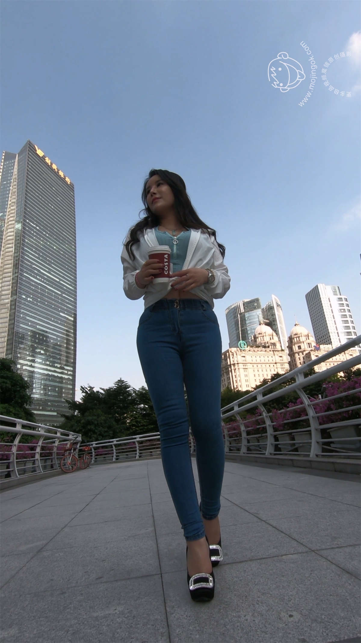 紧身牛仔模拍美女-日更街拍