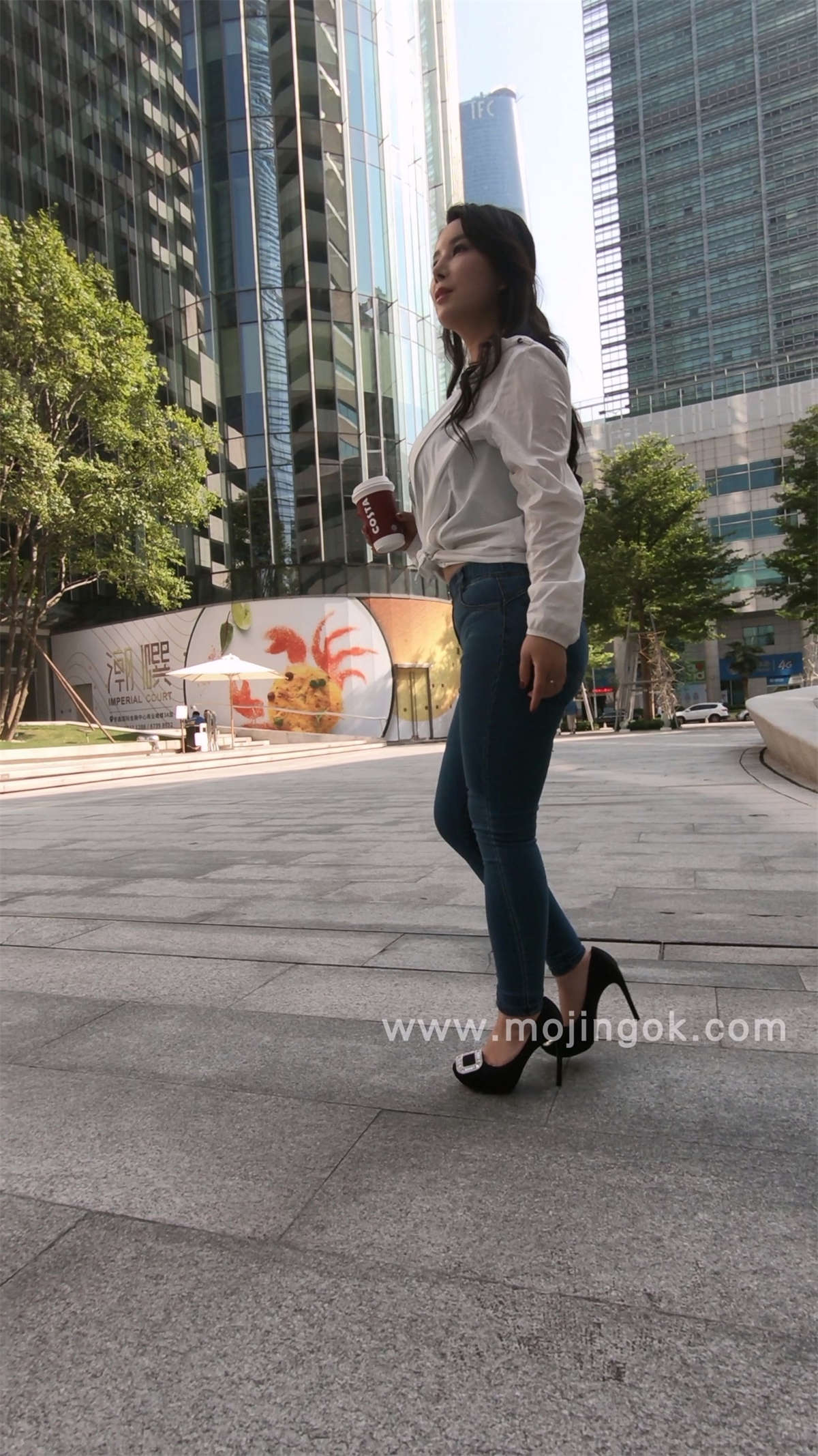 图片[2]-紧身牛仔模拍美女-日更街拍