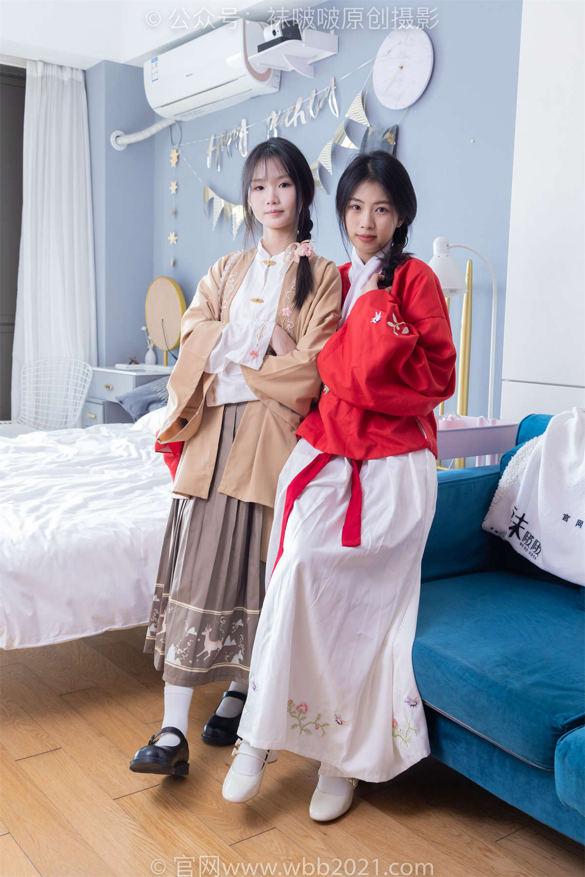 袜啵啵 No.400 奶油甜甜圈-两双高跟鞋、白棉袜、肉丝（脚尖加固款）、 棉袜丝袜脚对脚，斗脚剧情（仅花絮剧情版）、古装 花絮剧情版-日更街拍