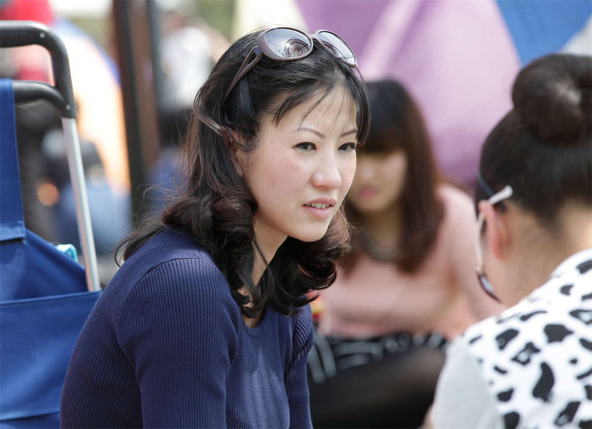 图片[2]-踏青公园街拍系列No.244 草坪上很少出现的黑网袜-日更街拍