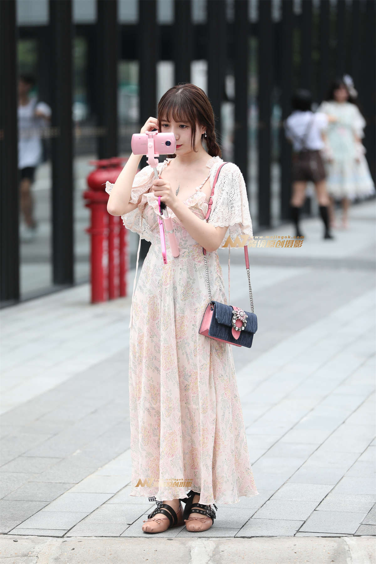 [辉辉赛贴]碎花长裙妹子笑的真可爱-日更街拍