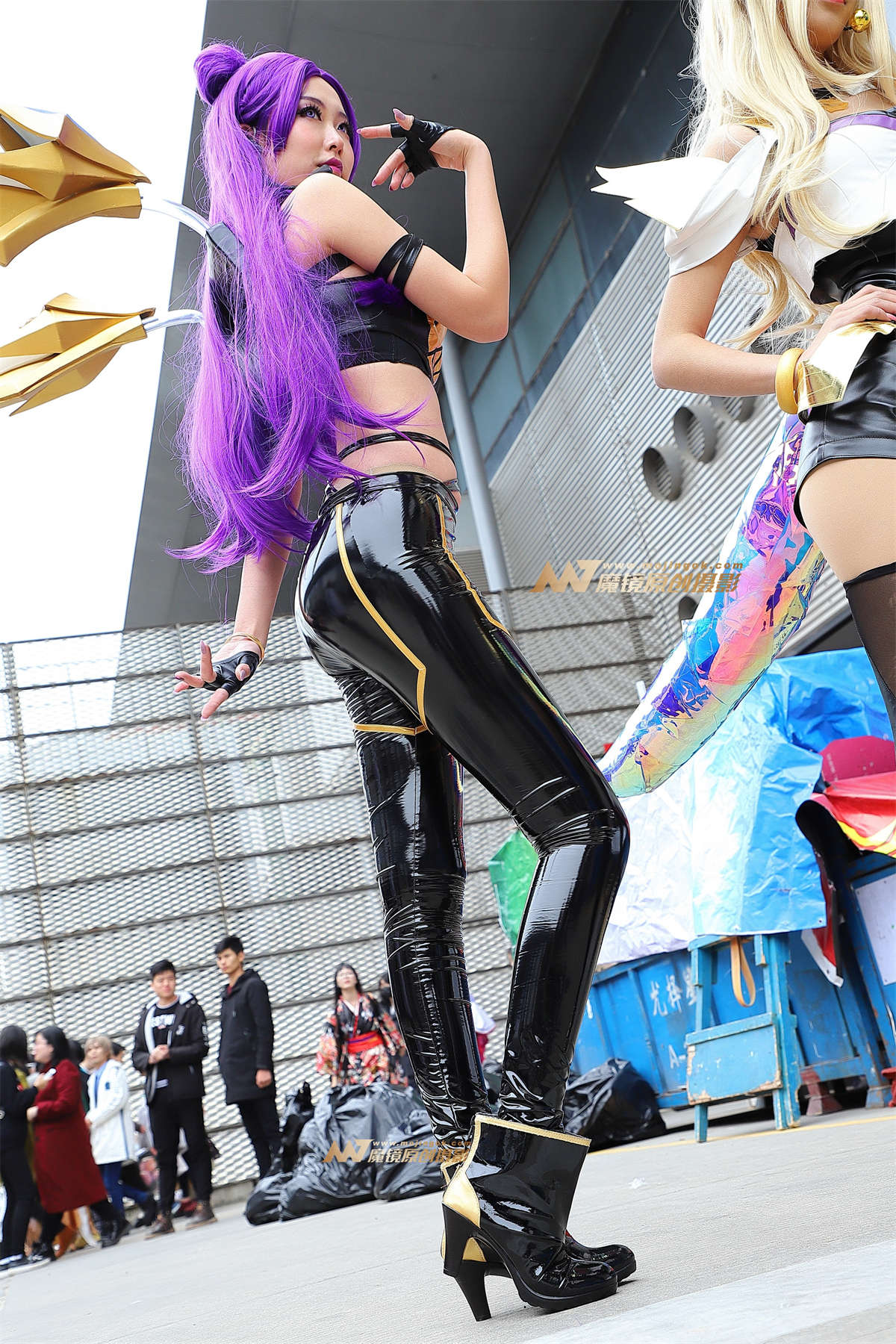 紫发紧身皮裤coser2-日更街拍