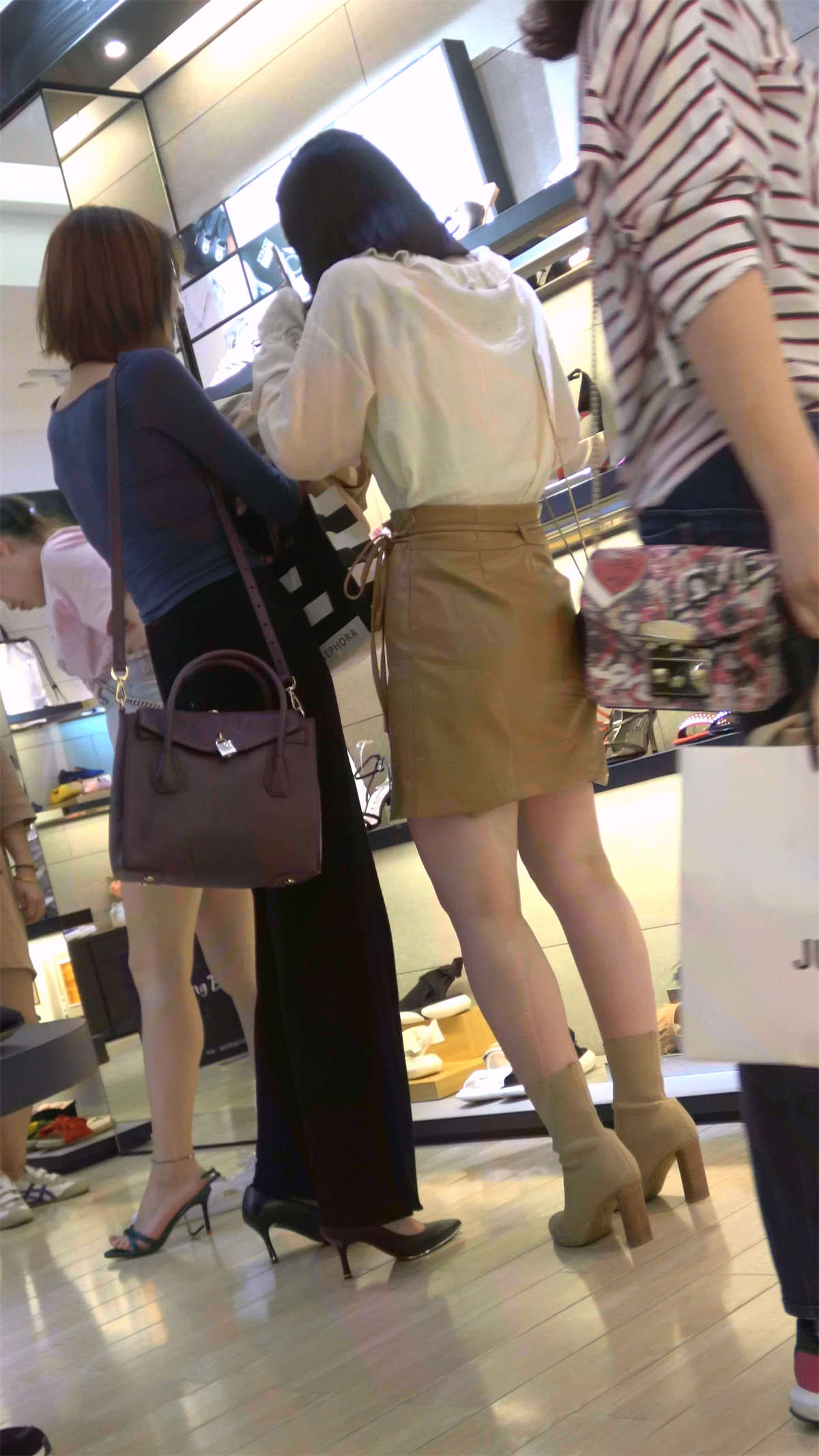 图片[2]-白衬衫短裙白皙美腿美女-日更街拍