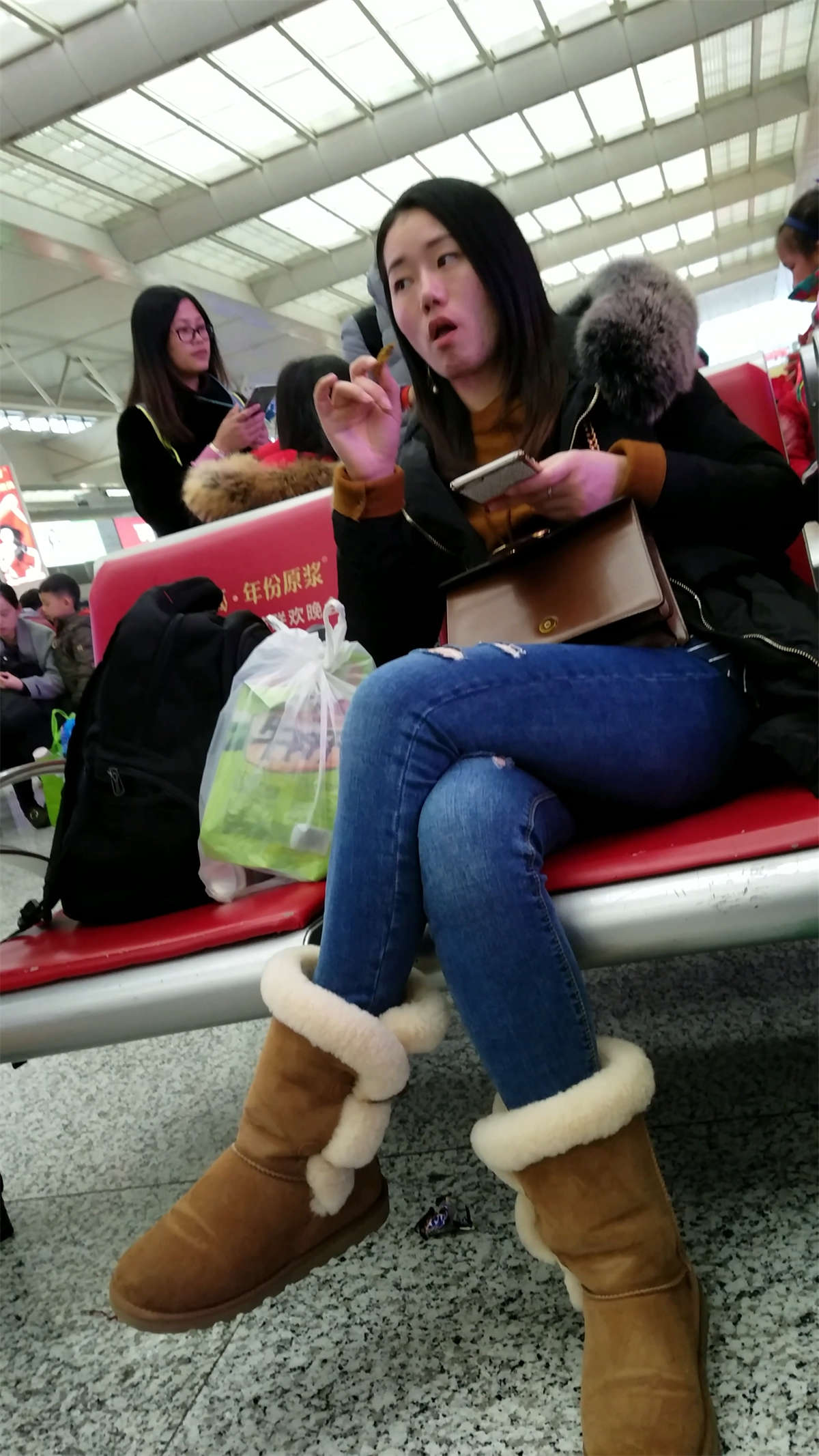 图片[2]-[4K高清视频]火车站候车的蓝色紧身牛仔裤妹子-日更街拍