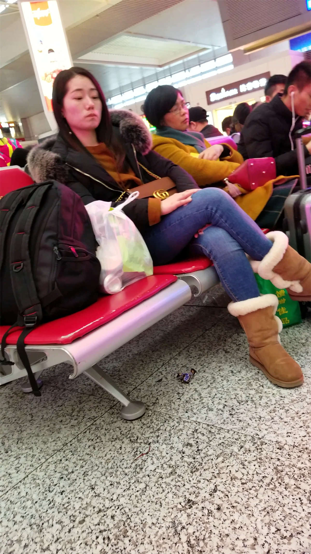 [4K高清视频]火车站候车的蓝色紧身牛仔裤妹子-日更街拍