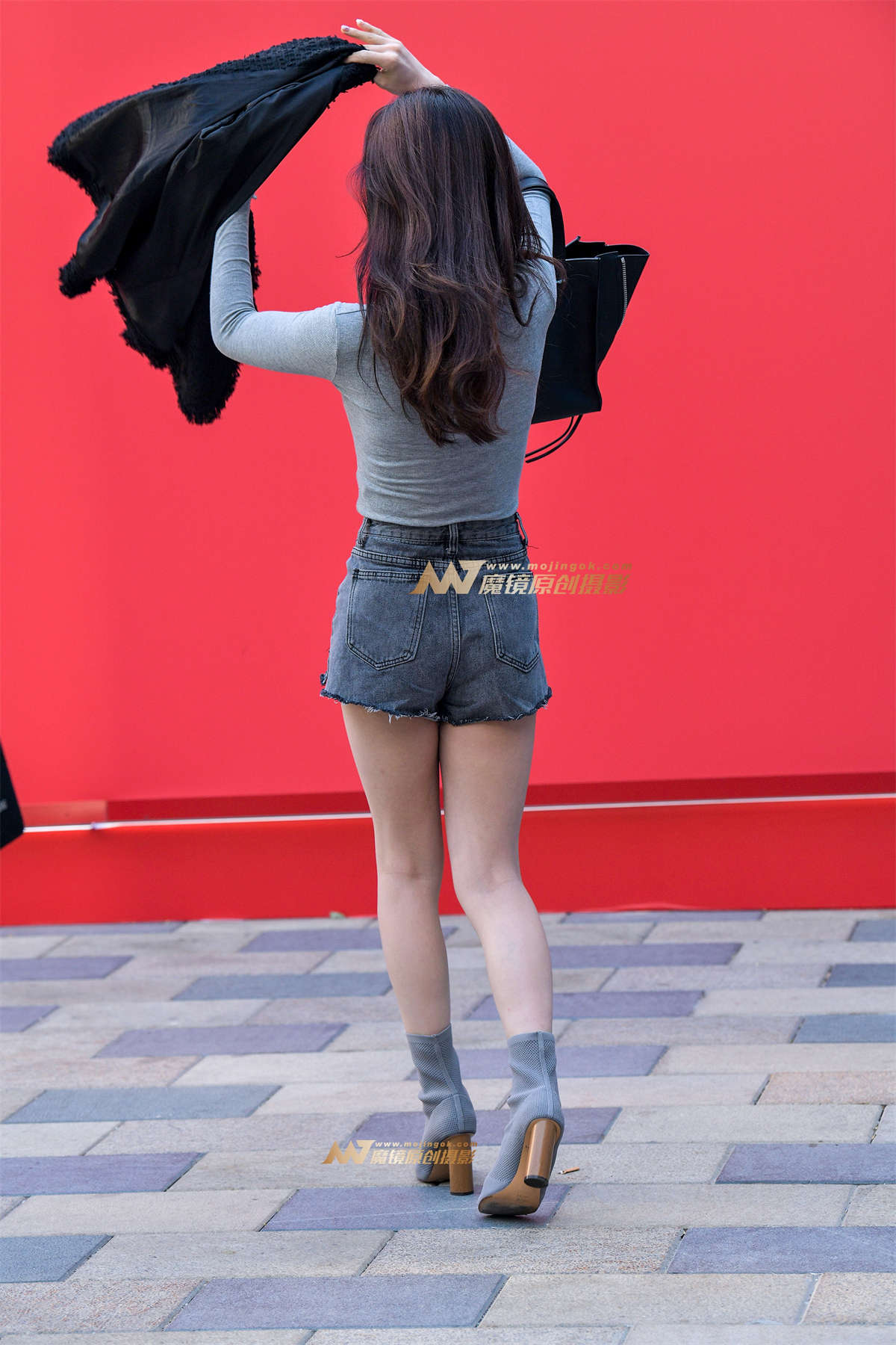 图片[2]-【红石赛帖】性感热裤长腿少妇-日更街拍