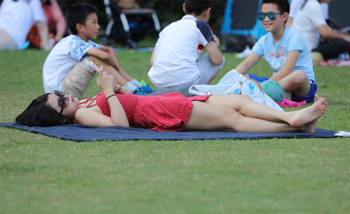 图片[2]-踏青公园街拍系列No.1558 短裙辣妹犹如草坪中的一团火，长腿艳足点燃众人熊熊欲望-日更街拍