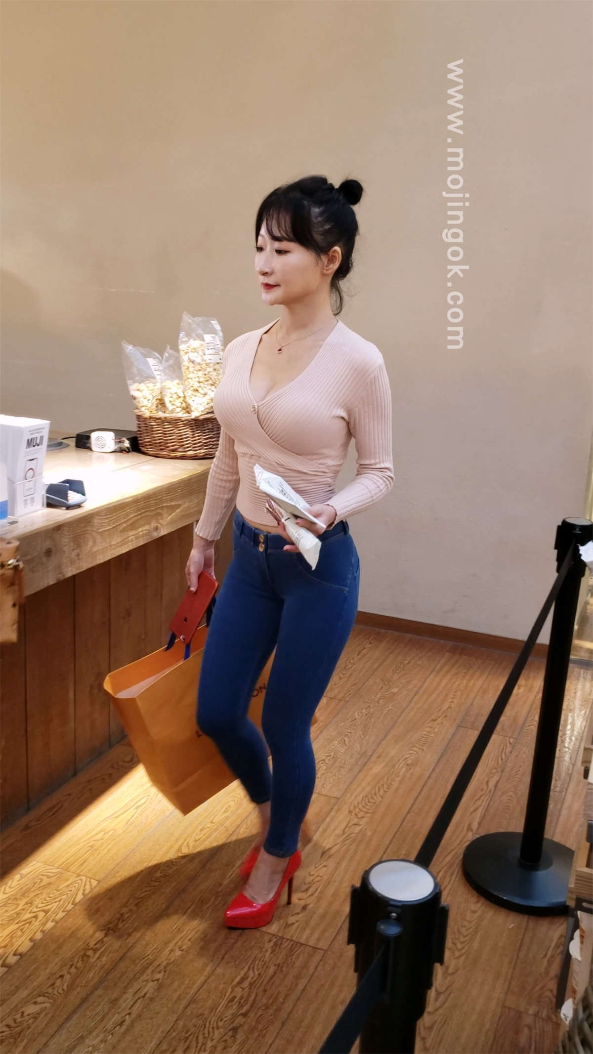 紧身牛仔红高丰满美女-日更街拍