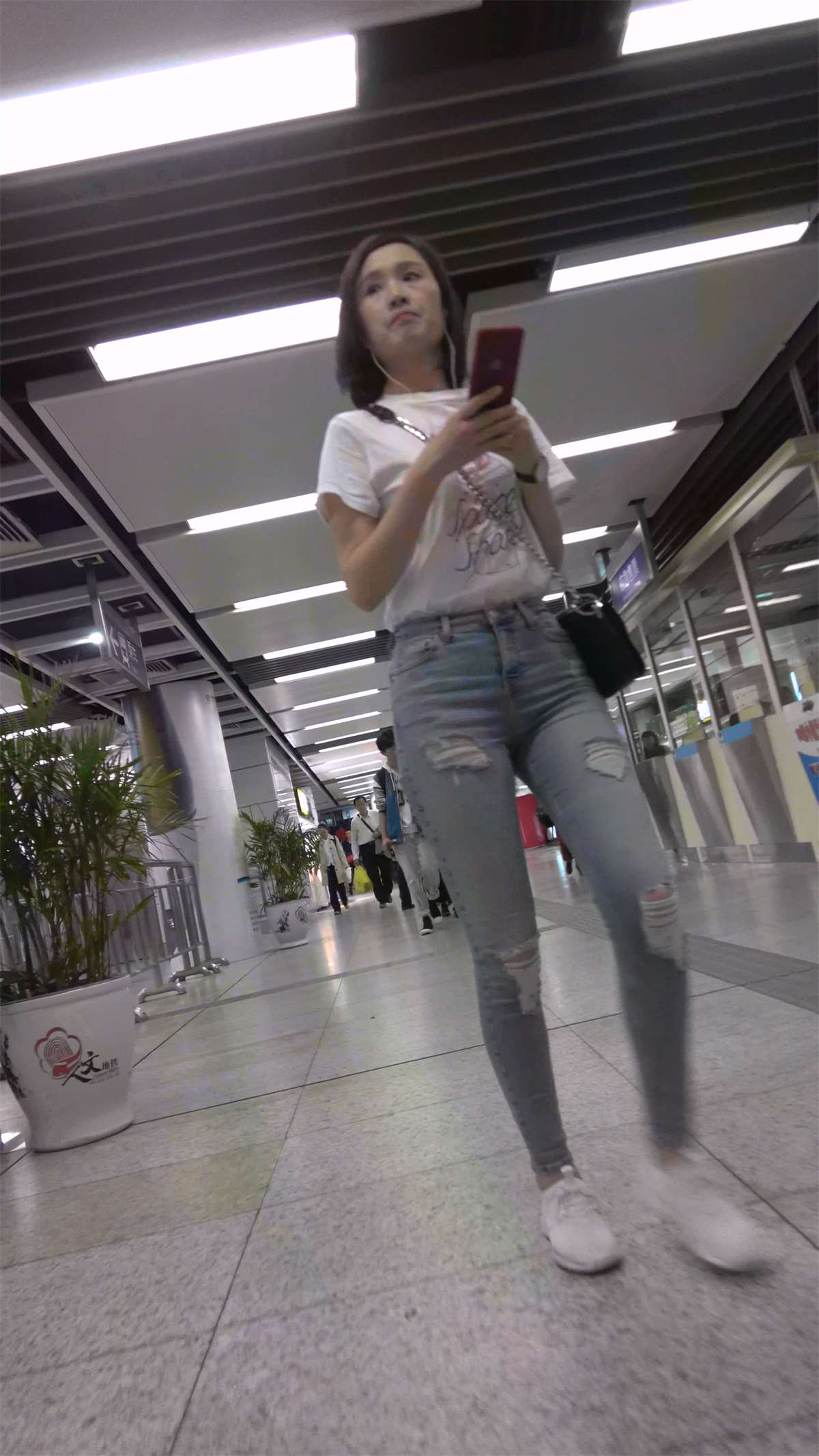 紧身牛仔白T恤运动鞋美女-日更街拍