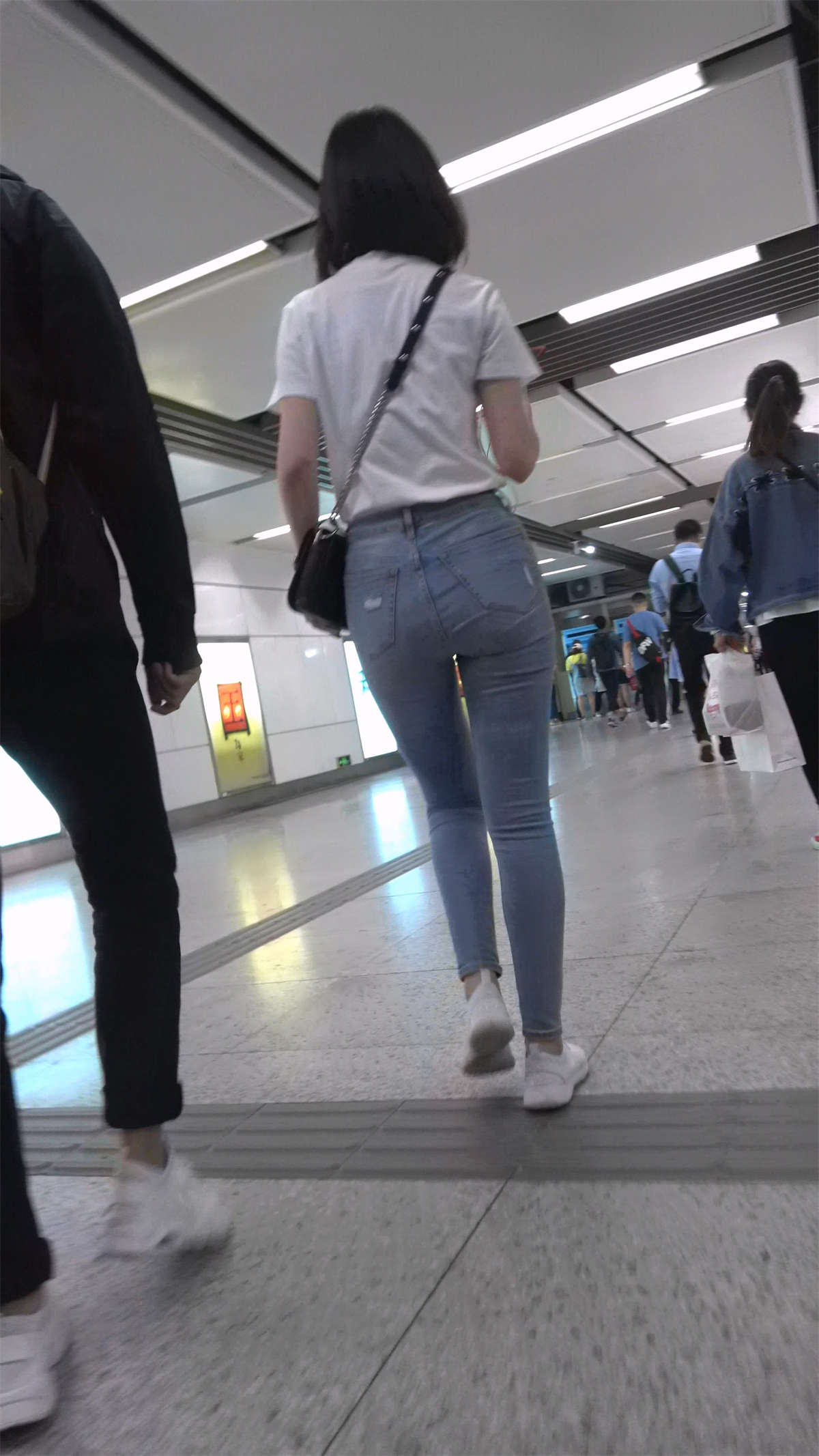 图片[2]-紧身牛仔白T恤运动鞋美女-日更街拍