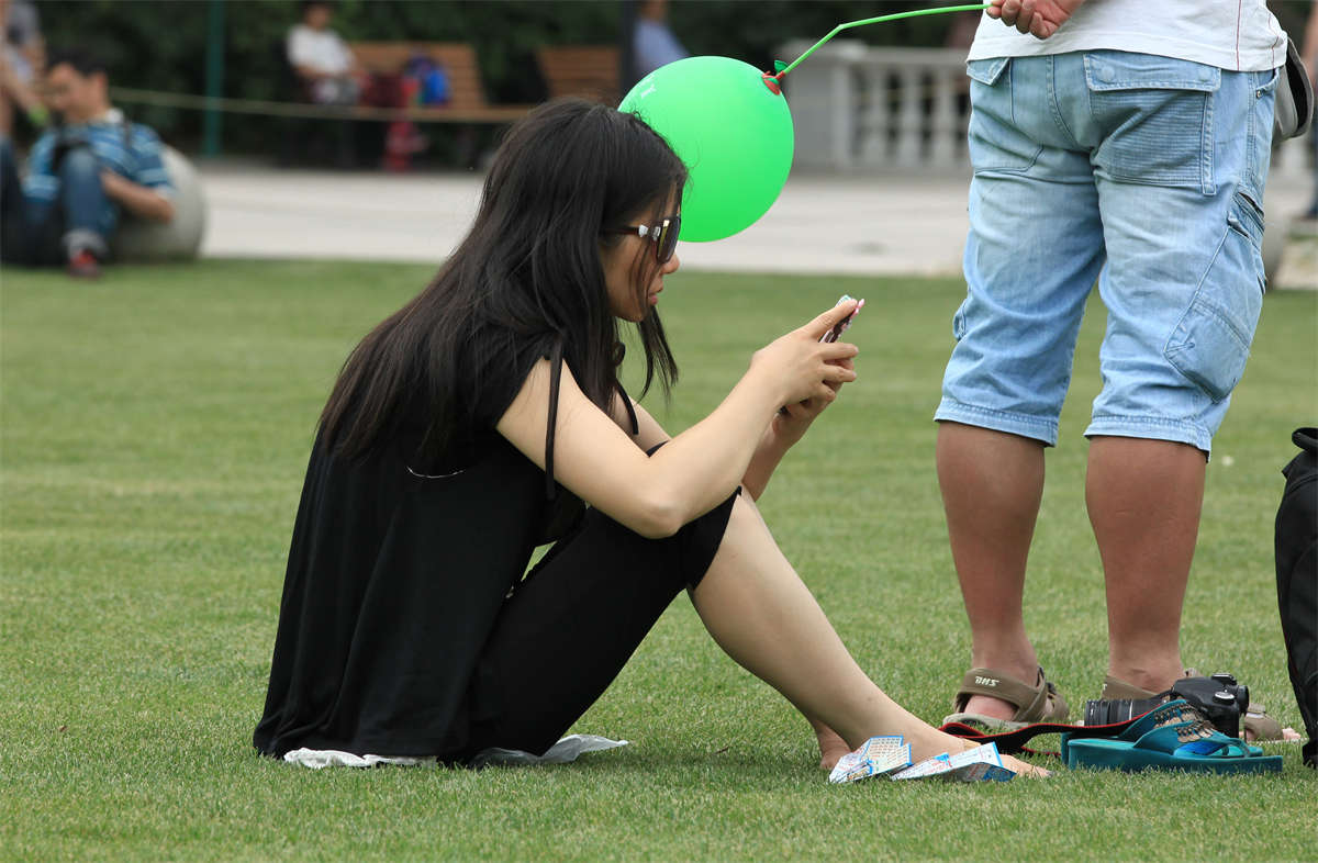 图片[2]-踏青公园街拍系列No.245 草地墨镜少妇-日更街拍