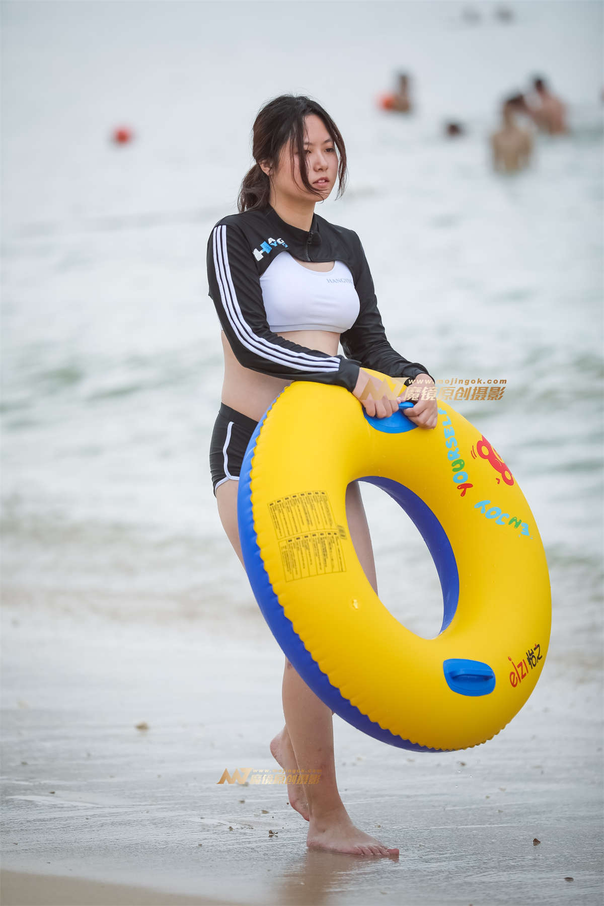 白嫩圆润 海边戏水-日更街拍