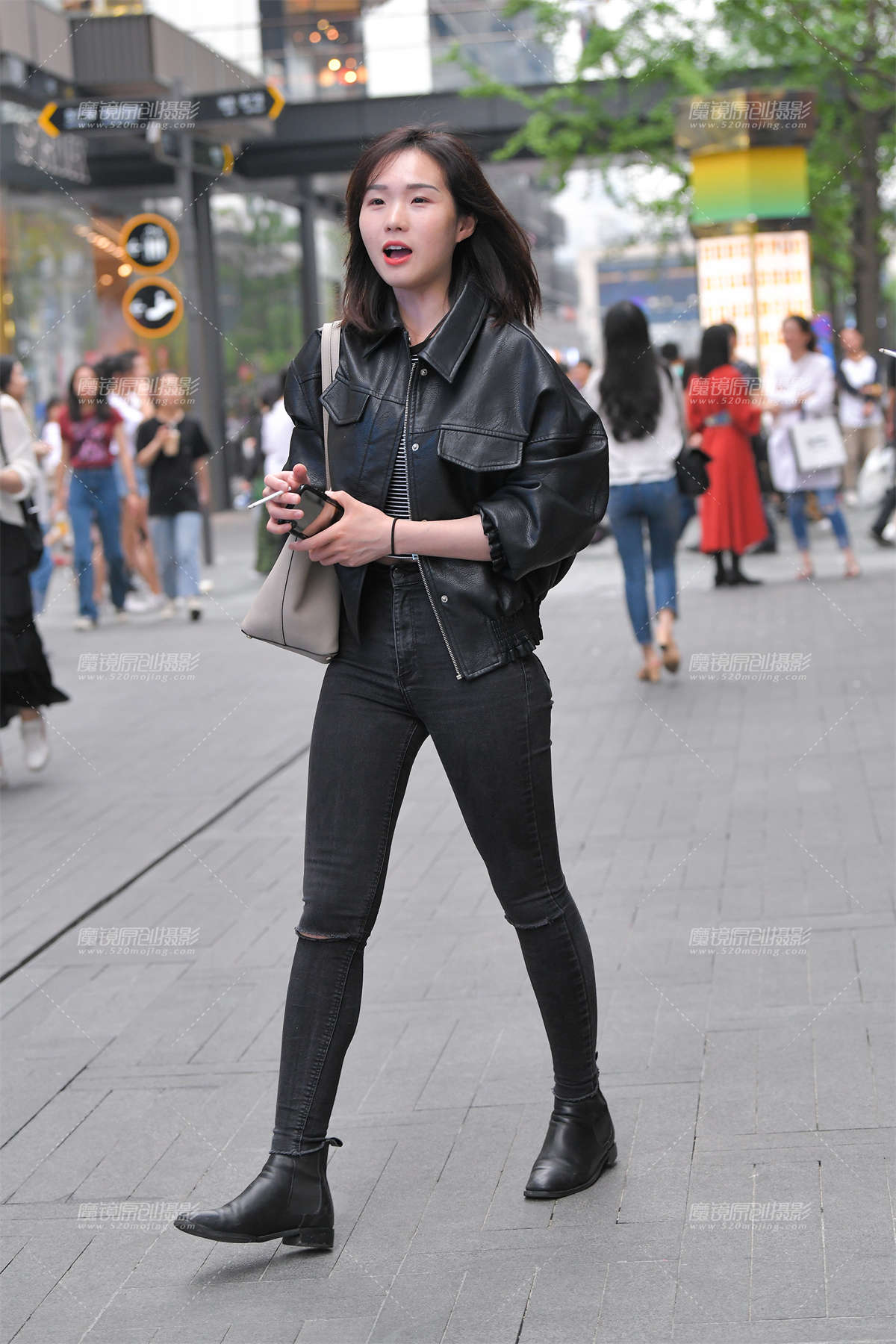 黑色紧牛女友-日更街拍