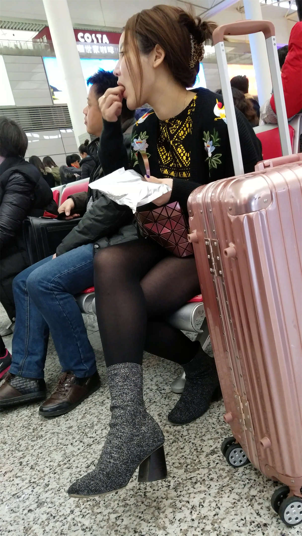 图片[2]-[4K高清视频]高铁站拍摄黑色丝袜包臀裙白肤妹子-日更街拍