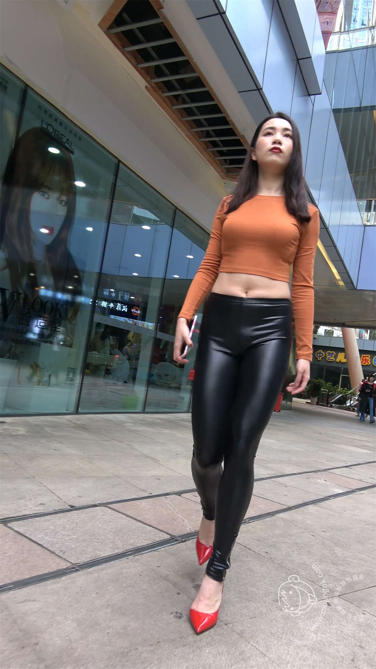 红色高跟鞋紧身皮裤棕色衣服美女-日更街拍