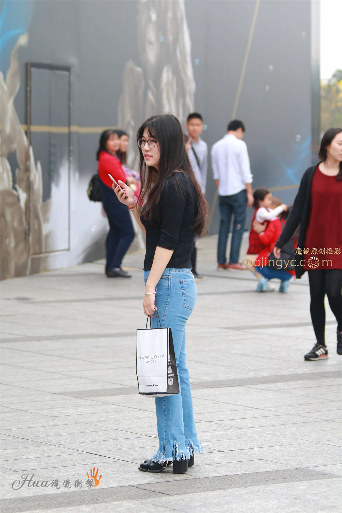 浅蓝色紧身臀部牛仔长裤-日更街拍