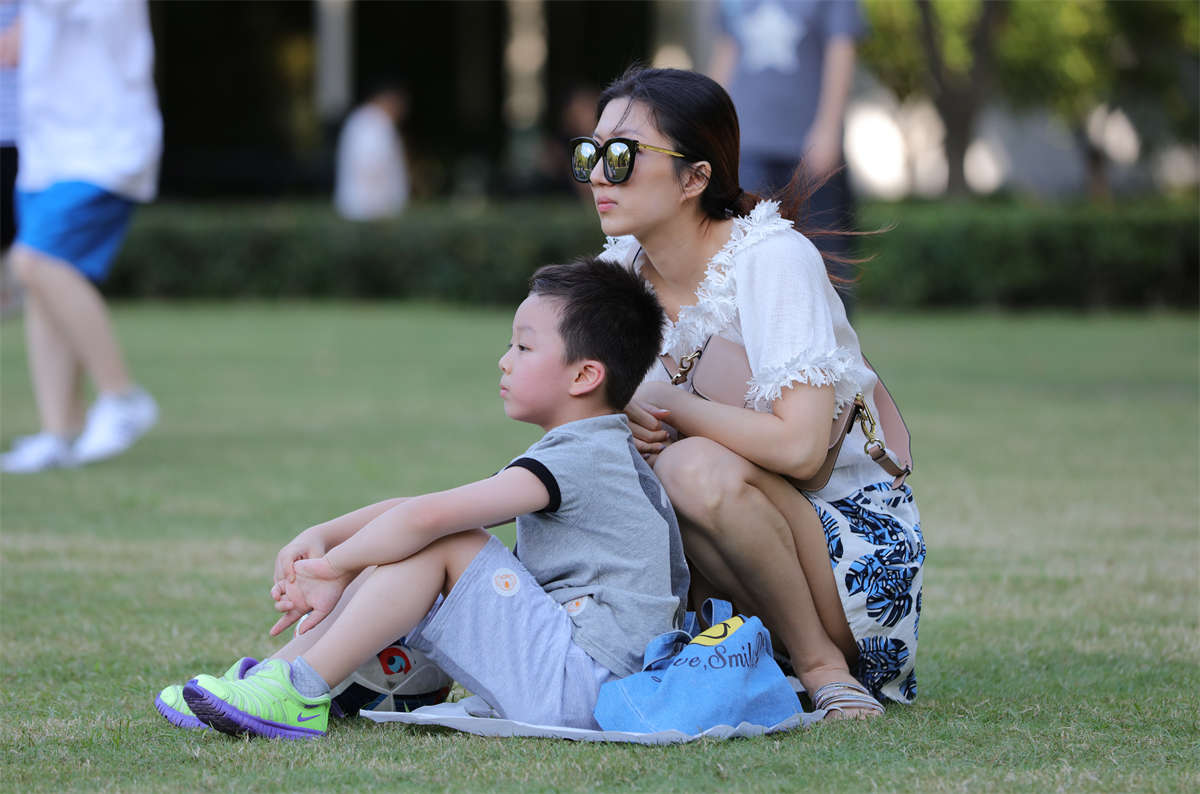 踏青公园街拍系列No.1559 精品少妇不管站着坐着，都尽显高冷气质-日更街拍