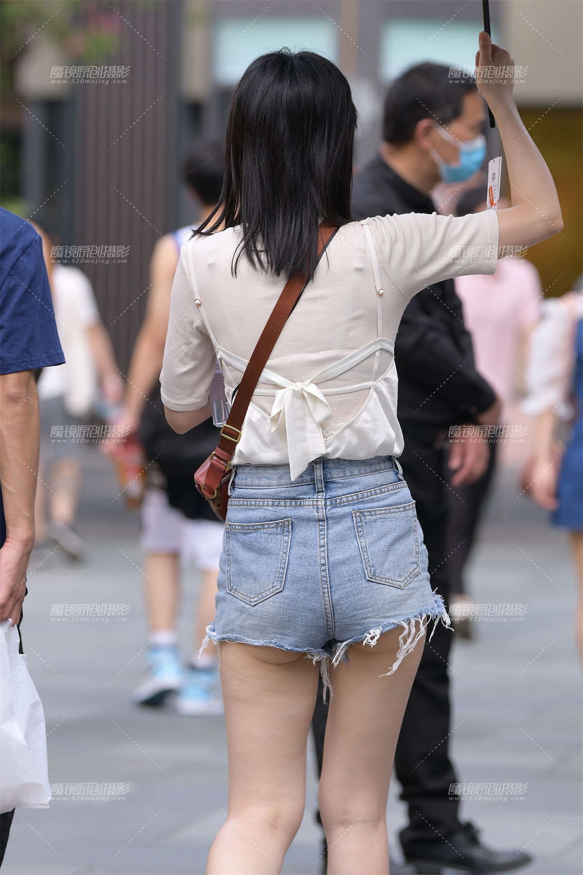 图片[2]-打伞的热裤美眉-日更街拍