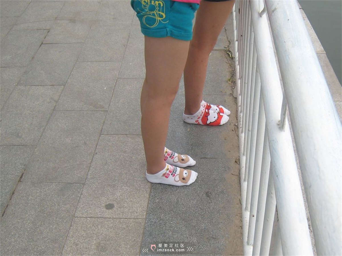 图片[2]-MZSOCK-2018 No.1 两个热裤大白腿妹子凯蒂猫与小熊棉袜 【第二季】-日更街拍