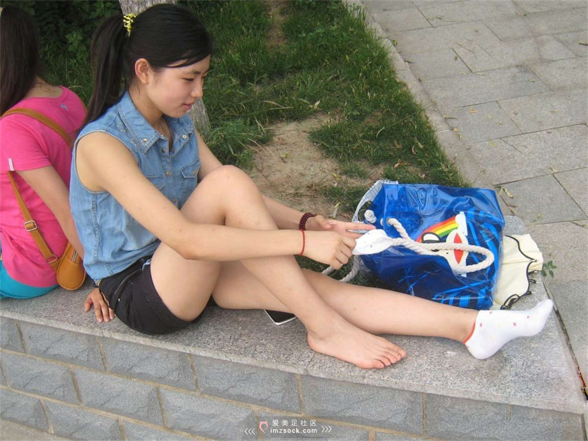 MZSOCK-2018 No.1 两个热裤大白腿妹子凯蒂猫与小熊棉袜 【第二季】-日更街拍