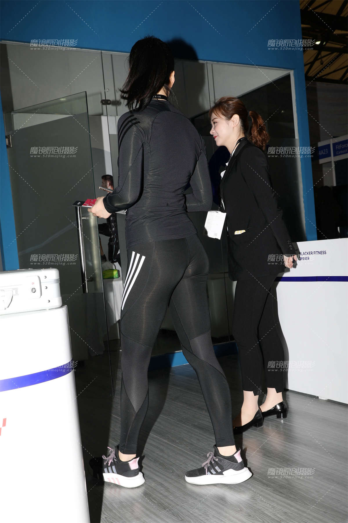 图片[2]-【欧阳幽明赛帖】黑色紧身裤长腿美女-日更街拍