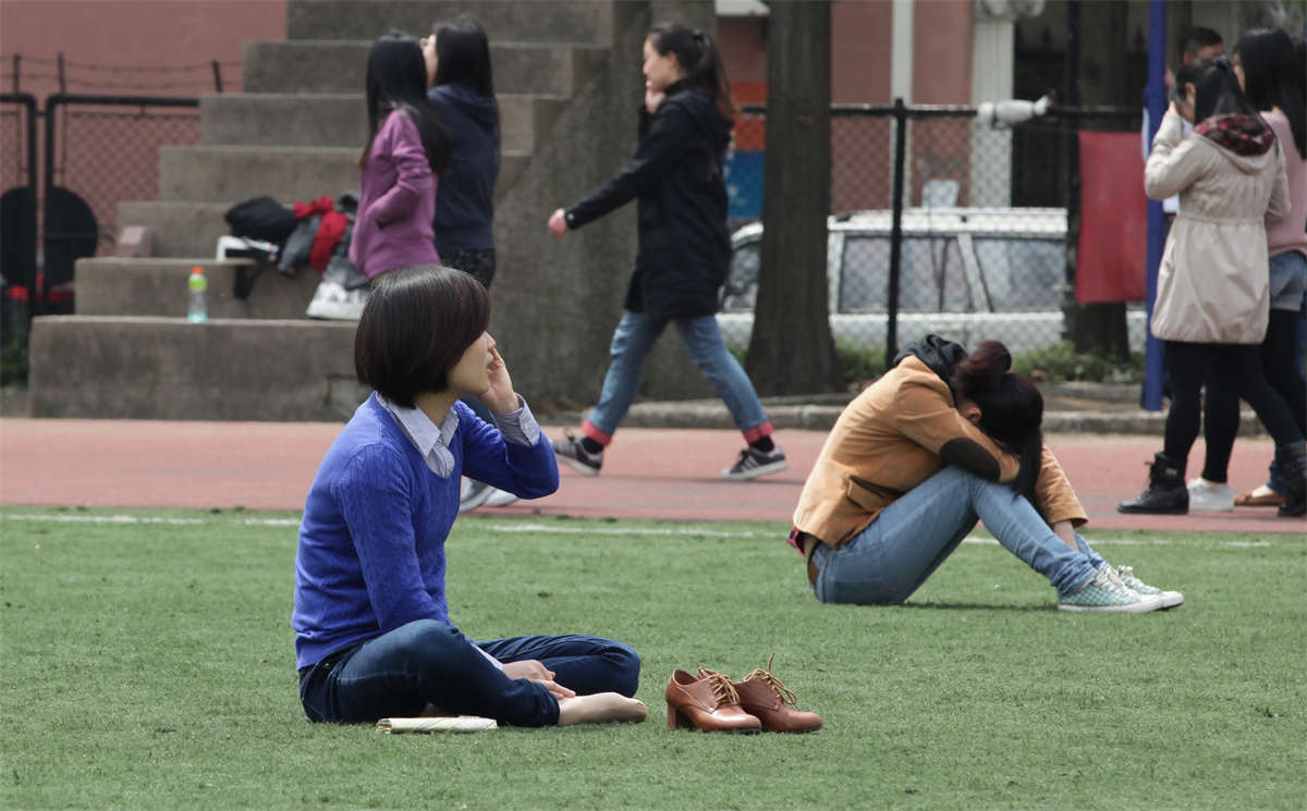 图片[2]-踏青公园街拍系列No.246 端庄的女老师也有放松双脚的时候-日更街拍