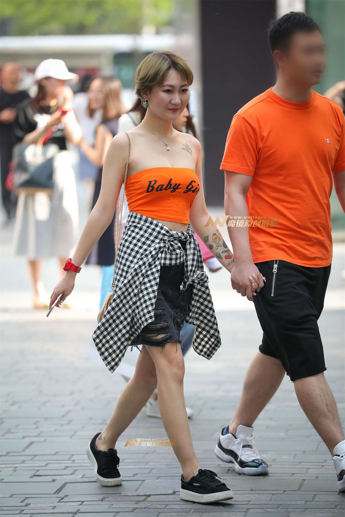 时尚可爱的一字肩美眉-日更街拍