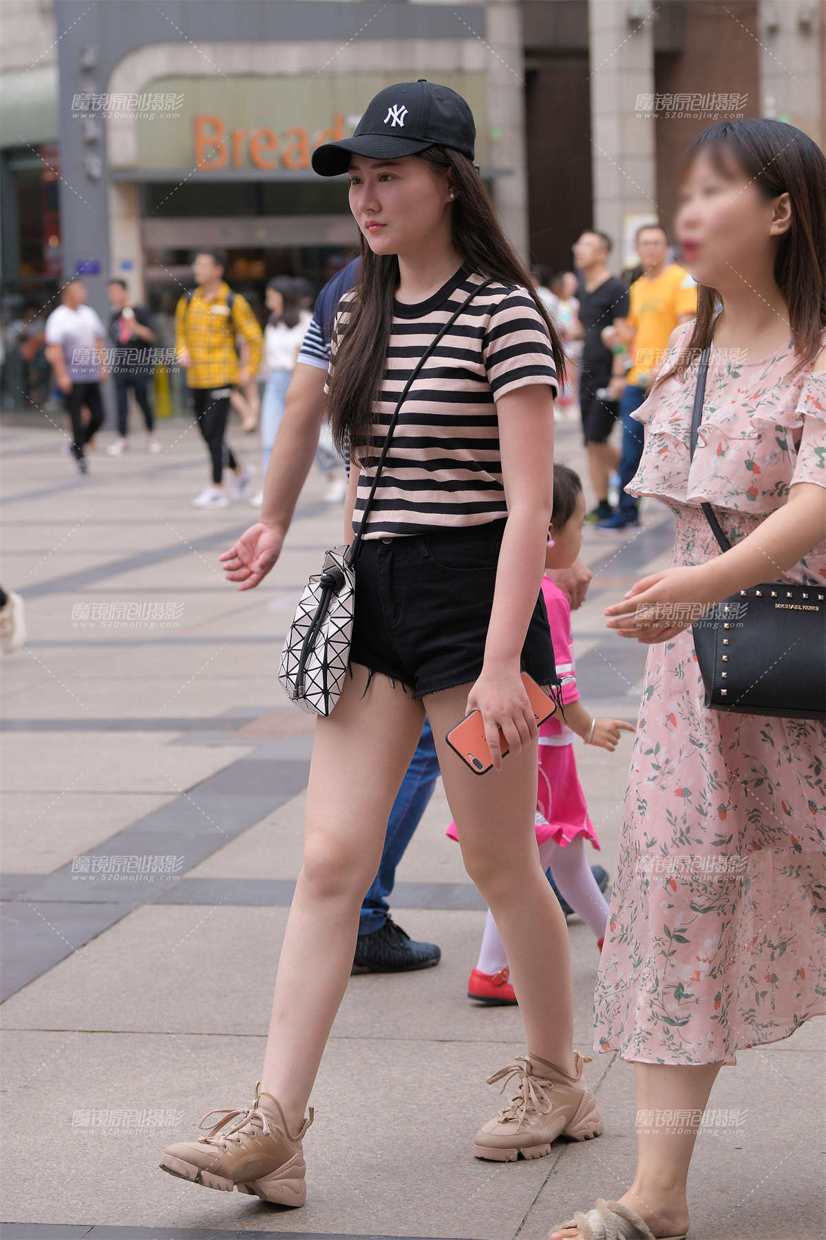 黑色热裤小月牙美眉-日更街拍