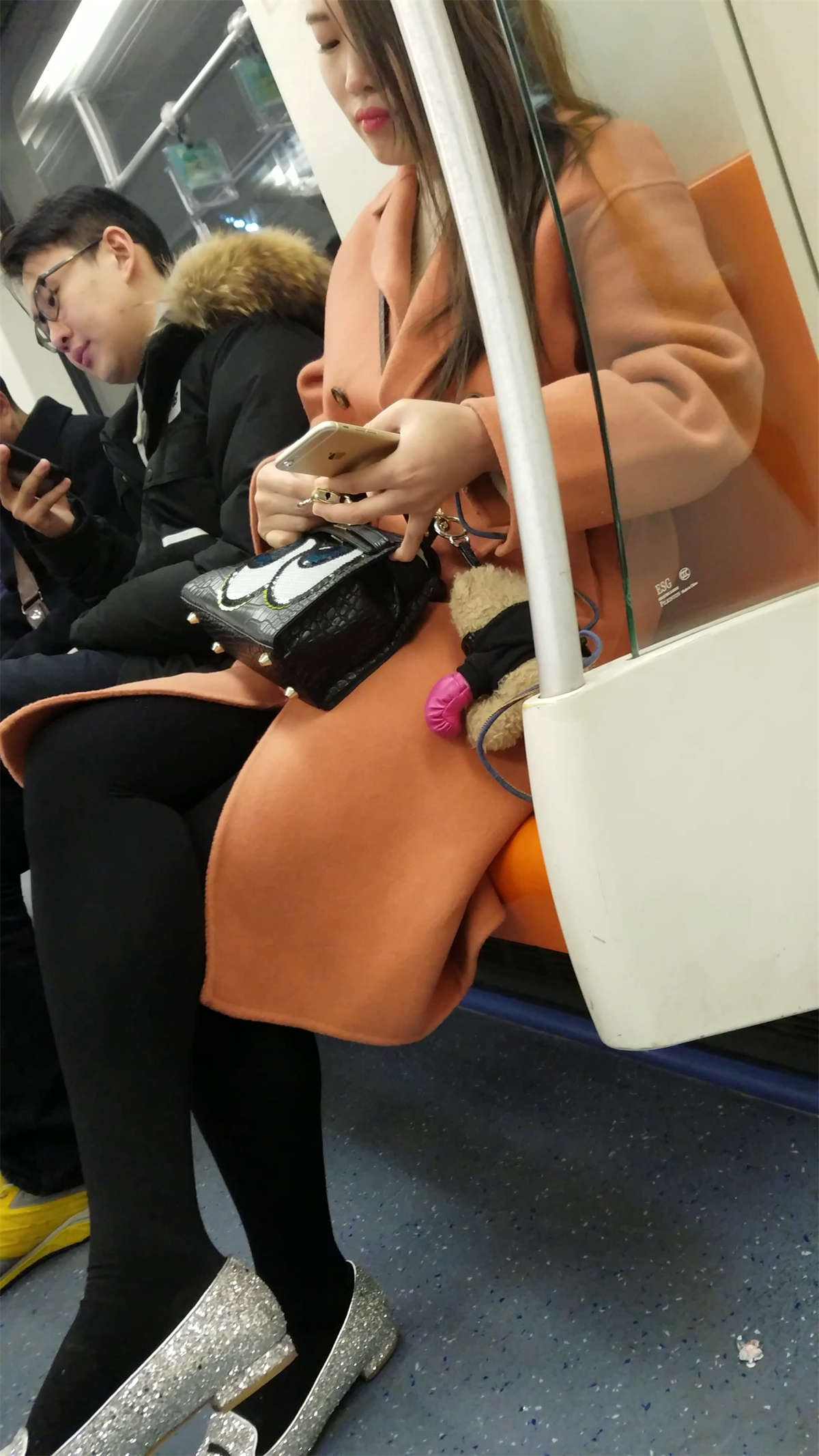 图片[2]-地铁拍摄风衣黑色丝袜OL少妇-日更街拍