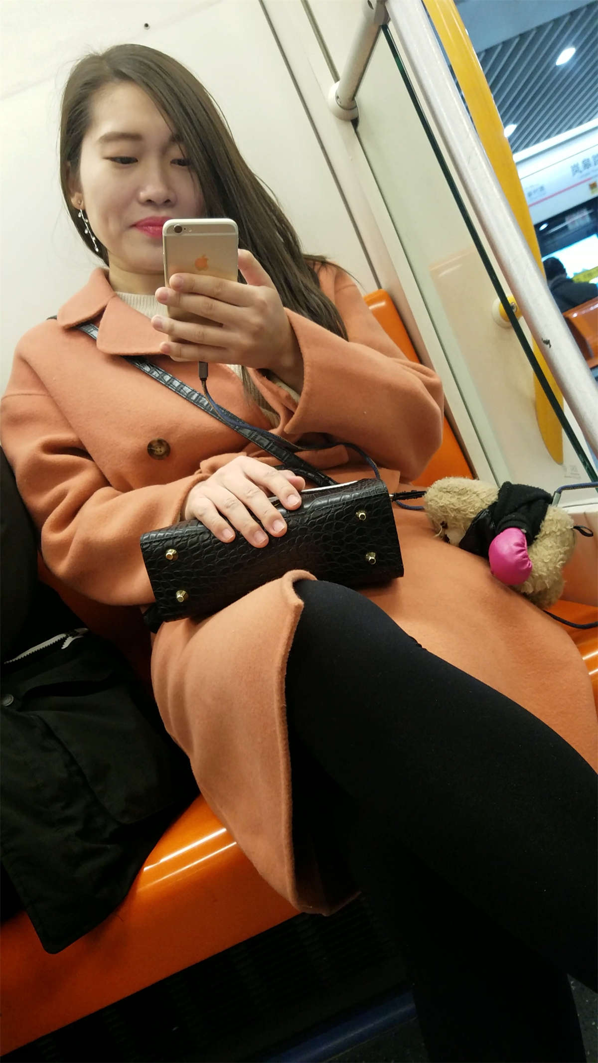 地铁拍摄风衣黑色丝袜OL少妇-日更街拍