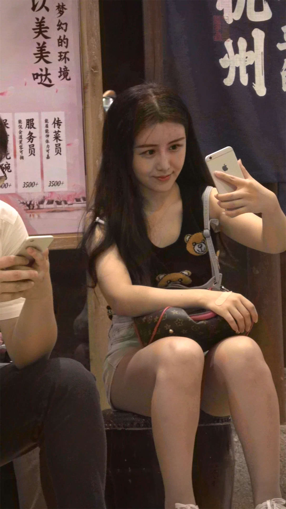 图片[2]-热裤漂亮美女-日更街拍