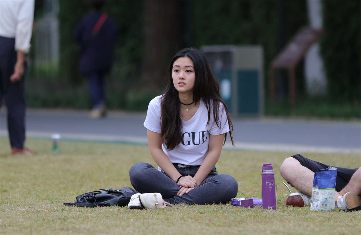 图片[2]-踏青公园街拍系列No.1560 长发大眼妹浑身散发着高贵的气息，一双雪足完全在意料之中-日更街拍