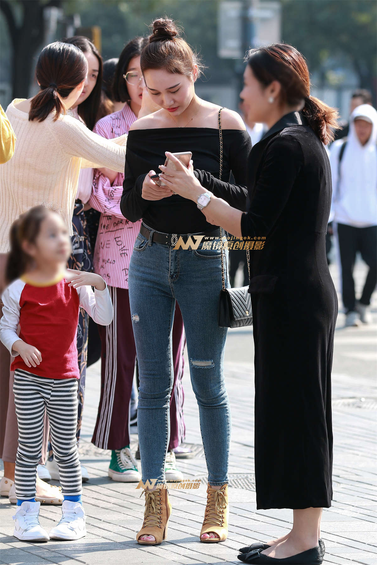 【小默赛帖】第1327篇★紧身牛仔气质美女★-日更街拍